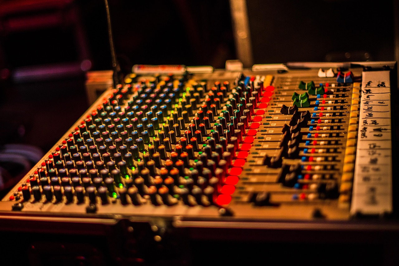 站群日报自动生成,每日核心指标推送至手机